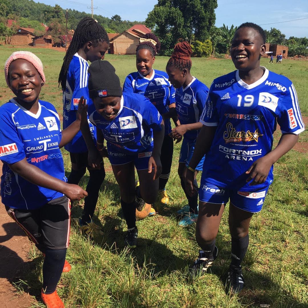 Yamba Hearts FC i matchtröjor skänkta av svenska klubbar